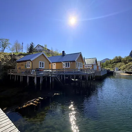 Yellow Waterfront Haven, Sørvågen