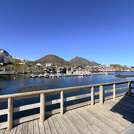 Yellow Waterfront Haven, Sørvågen